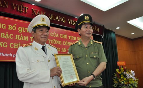 Đại tướng Trần Đại Quang trao quyết định thăng hàm Trung tướng cho đồng chí Nguyễn Chí Thành