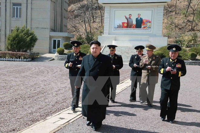 Nhà lãnh đạo Triều Tiên Kim Jong-Un thăm quân đội Triều Tiên. (Nguồn: AFP/TTXVN)