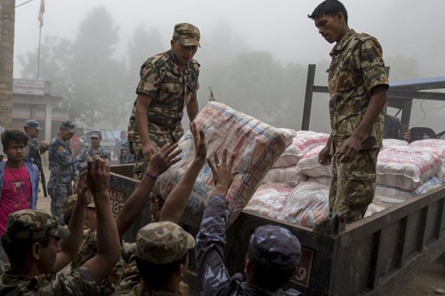 Binh sĩ Nepal chất hàng cứu trợ cho nạn nhân động đất lên xe tải tại văn phòng huyện Gorkha. Ảnh: Reuters