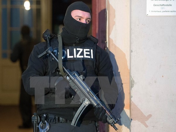 Cảnh sát Đức tham gia chiến dịch truy quét ngày 16/1 tại Berlin. (Nguồn: AFP/TTXVN)