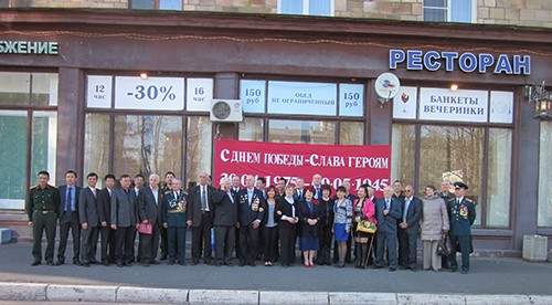 Các cựu chiến binh Nga và đại diện Hội người Việt tại St. Petersburg.