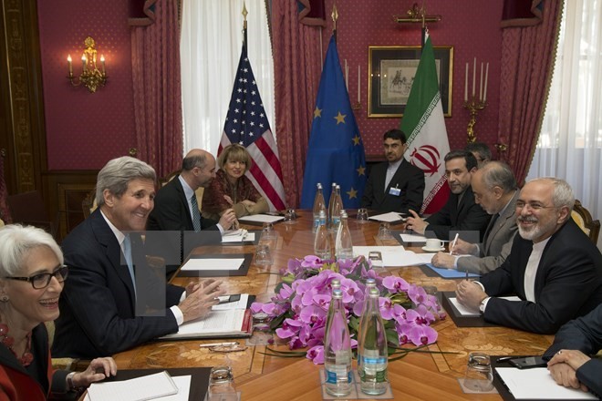 Ngoại trưởng Mỹ John Kerry (thứ hai, trái) và Ngoại trưởng Iran Javad Zarif (phải) tiếp tục vòng đàm phán quan trọng về chương trình hạt nhân của Tehran tại Thụy Sĩ. (Nguồn:AFP/TTXVN)