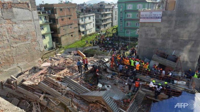 Tìm kiếm và cứu hộ nạn nhân ở một tòa nhà đổ sập tại Kathmandu sau trận động đất mạnh 7,3 độ richter ngày 12-5 Ảnh: AFP