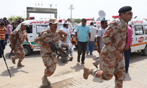 Lực lượng đặc nhiệm Pakistan bảo vệ bên ngoài bệnh viên nơi những người bị thương trong vụ tấn công được đưa tới cấp cứu. Ảnh: EPA