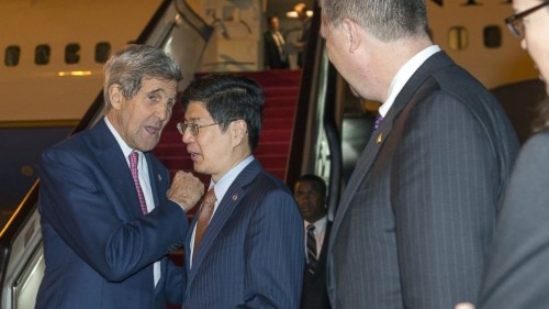 Ngoại trưởng Mỹ John Kerry nói chuyện với một quan chức ngoại giao Trung Quốc sau khi máy bay chở ông hạ cánh xuống sân bay quốc tế Bắc Kinh sáng nay. Ảnh: AP