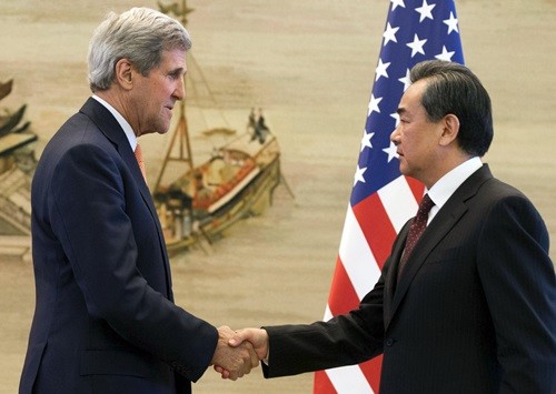 Ngoại trưởng Mỹ John Kerry bắt tay Bộ trưởng Ngoại giao Trung Quốc Vương Nghị tại buổi họp báo chung hôm nay. Ảnh: Reuters