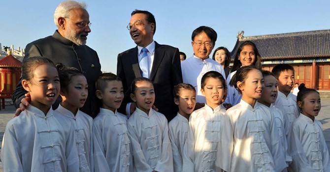 Hai Thủ tướng Ấn Độ - Trung Quốc tại một sự kiện ở Bắc Kinh.