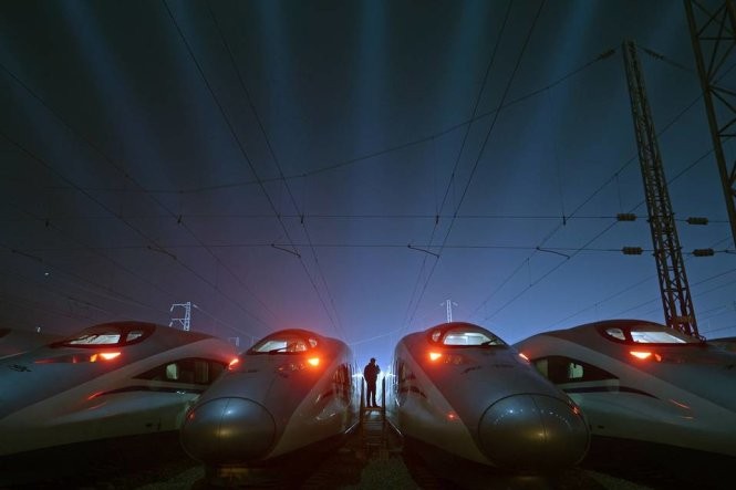 Các đầu tàu điện cao tốc trong một cơ sở bảo dưỡng tàu điện cao tốc ở Vũ Hán. Chính quyền Trung Quốc muốn tăng cường các ngành công nghệ cao, trong đó có vận tải hiện đại - Ảnh: Reuters
