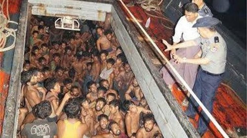 Thuyền chở người di cư trôi giạt trên vịnh Bengal được hải quân Myanmar phát hiện. Ảnh: BBC