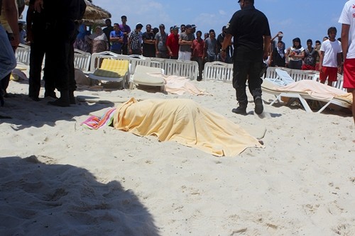 Thi thể một du khách thiệt mạng trong vụ tấn công khủng bố ở Tunisia hôm qua. Ảnh: Reuters.