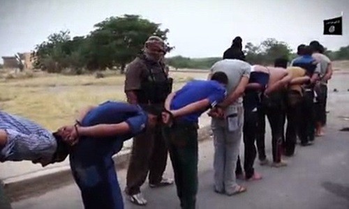 IS trói tay các nạn nhân và áp giải tới địa điểm hành quyết. Ảnh cắt từ video