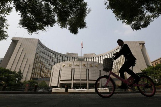 Ngân hàng Trung ương Trung Quốc ba lần cắt giảm lãi suất đã khuyến khích nhà đầu tư ồ ạt vay tiền mua cổ phiếu  - Ảnh: EPA