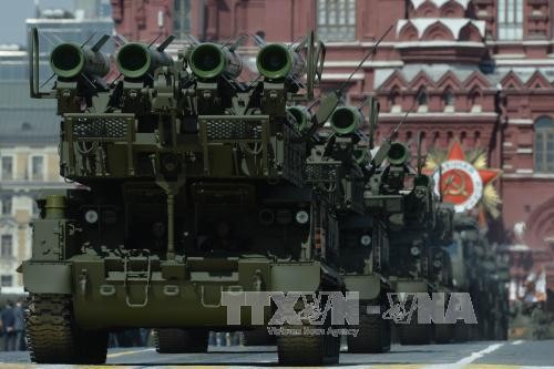 Hệ thống tên lửa đất đối không Buk-M2 của quân đội Nga tham gia duyệt binh. Ảnh: AFP/TTXVN