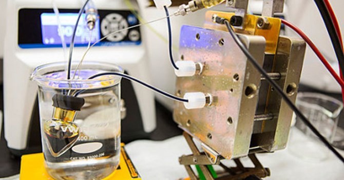 Các nhà nghiên cứu tại Đại học Harvard đã tìm cách cải tiến hệ thống pin lỏng thế hệ 2014. Thành công của họ là việc thay thể chất điện phân brom bằng một chất khác hoàn toàn không độc. Đây là một hệ thống pin mới có khả năng vận hành cao, không gây cháy,