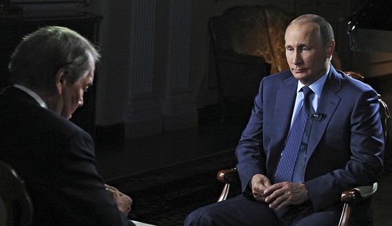 Tổng thống Nga Vladimir Putin (R) trong cuộc phỏng vấn với nhà báo Mỹ Charlie Rose ở Moscow, ngày 20 tháng 9, 2015. (ảnh: REUTERS / Michael Klimentyev / RIA Novosti / Kremlin)