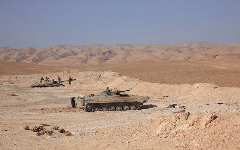 Tăng, thiết giáp quân đội Syria phòng thủ Palmura