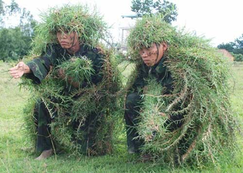 Đặc công Việt Nam luyện tập ngụy trang chiến đấu