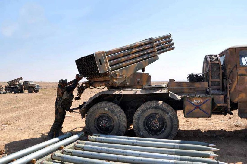 Video: Cận cảnh pháo phản lực BM-21 Grad tập kích IS ở Raqqa