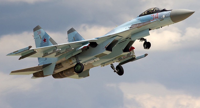 Video: Cú lộn xoay cơ động điên rồ của Su - 35