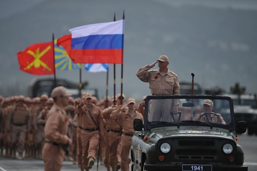 Quân đội Nga tổ chức diễu binh mừng ngày Chiến thắng ở Hmeymim