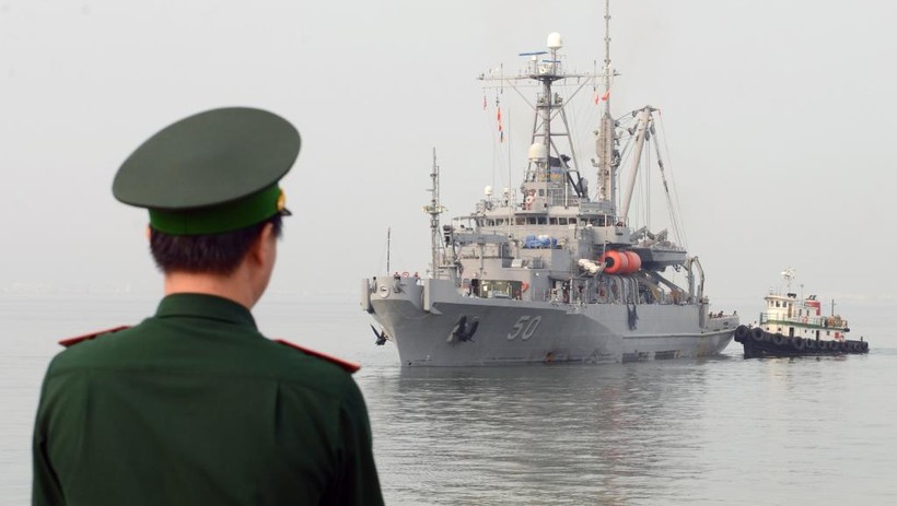 Chiến hạm Mỹ USNS Safeguard (T-ARS 50) ghé cảng Đà Nẵng ngày 7/04/2014