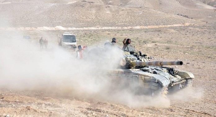 Xe tăng quân đội Syria tấn công trên chiến trường Palmyra