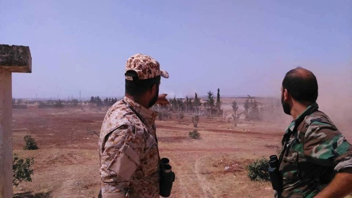 Các sĩ quan Syria trên chiến trường khu trang trại miền Nam Al-Mallah