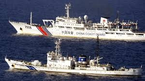 Tàu cảnh sát biển Philipines và Trung Quốc trên vùng nước tranh chấp