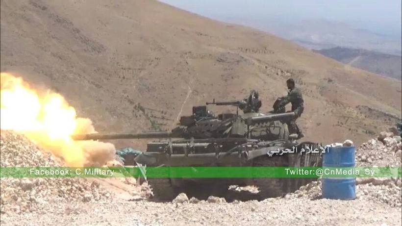 Xe tăng quân đội Syria tấn công các mục tiêu của lực lượng Hồi giáo cực đoan trên biên giới Syria - Lebanon