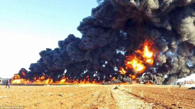 không quân Nga thiêu đốt xe chở dầu của khủng bố