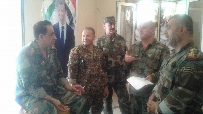 Các sĩ quan chỉ huy quân đội Syria thảo luận về trận chiến trong thành phố Aleppo