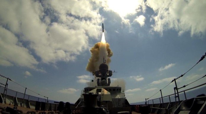 Cảnh phóng tên lửa hành trình Kalibr của Hải quân Nga