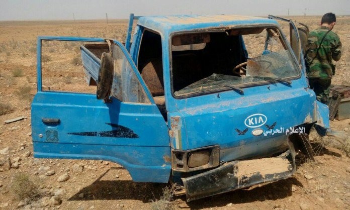 Binh sĩ quân đội Syria bên chiếc xe chở vũ khí bị phá hủy