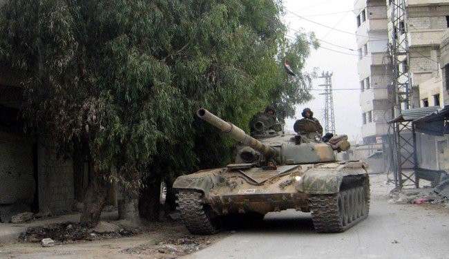 Xe tăng quân đội Syria tiến công trên vùng Đông Ghouta
