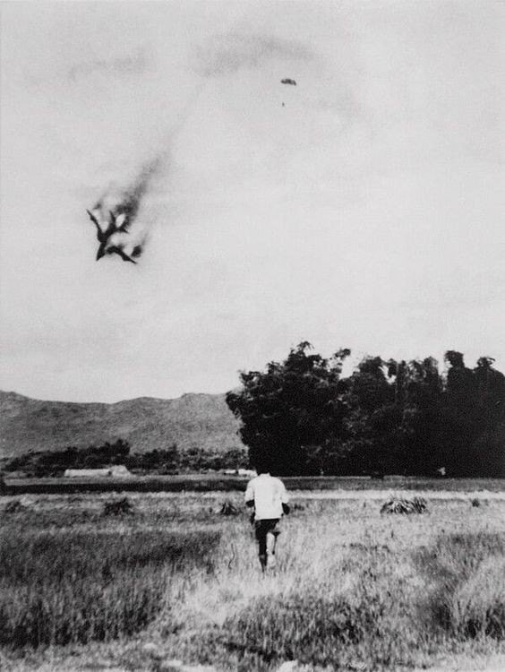 Một chiếc F-105 trúng đạn bốc cháy dữ dội, phi công Mỹ nhảy dù trên bầu trời miền Bắc Việt Nam