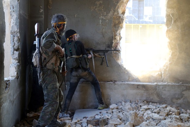 Binh sĩ quân đội Syria chiến đấu ở Aleppo