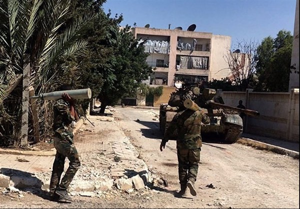 Lính tăng Syria vác đạn ra xe tăng của mình ở Tây Ghouta.