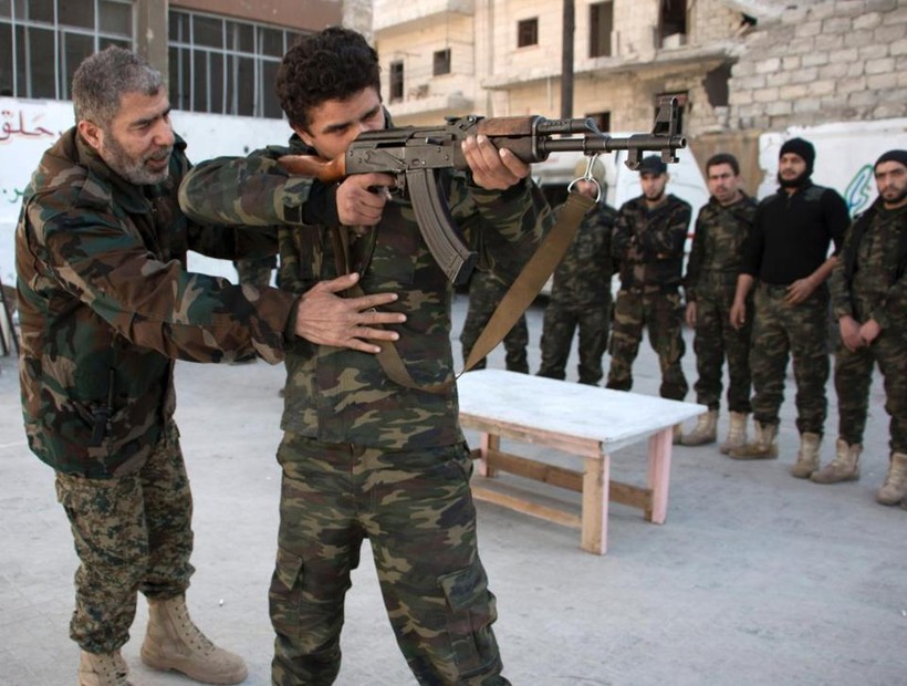 Nhóm chiến binh Hồi giáo cực đoan Al Nusra đang huấn luyện các tay súng mới gia nhập bắn súng