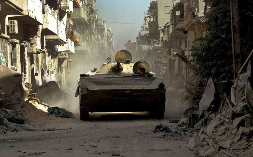 Xe thiết giáp quân đội Syria trên đường phố Aleppo