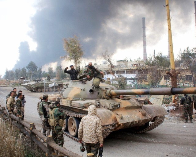 Xe tăng quân đội Syria trên tuyến đường về Aleppo