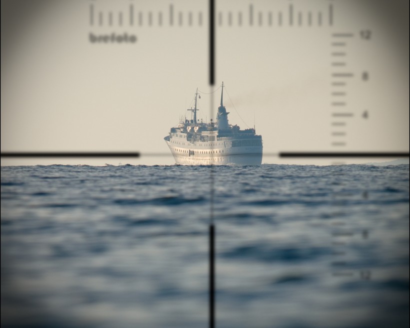 Quan sát mục tiêu qua kính tiềm vọng trên tàu ngầm