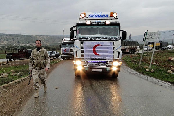 Đoàn xe vận tải hàng hóa nhân đạo của lực lượng Trăng lưỡi liềm đỏ Syria trên đường tiến vào miền Đông Aleppo