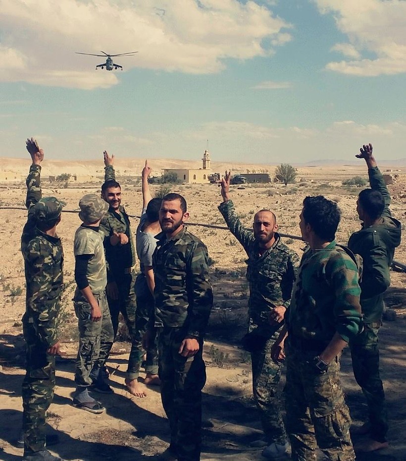 Binh sĩ Syria cùng máy bay trực thăng chiến đấu Nga bảo vệ khu vực dầu mỏ gần Palmyra