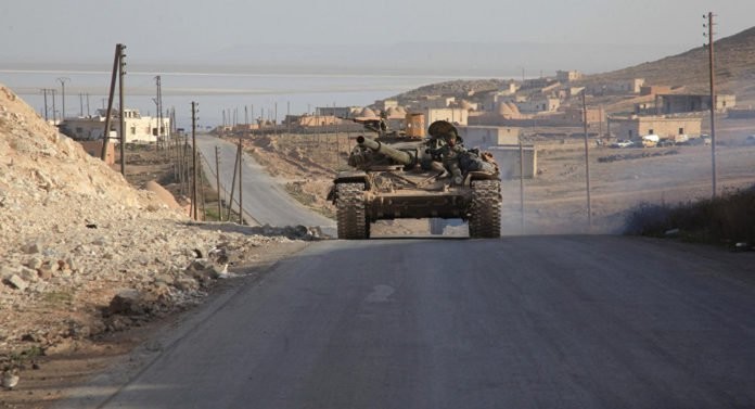 Xe tăng quân đội Syria chiến đấu trên đường quốc lộ ở Aleppo
