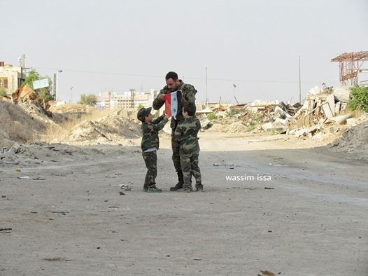 Binh sĩ Syria với các em nhỏ trong khu vực chiến sự ngoại ô Damascus