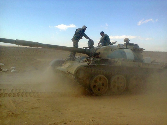 Xe tăng quân đội Syria trên chiến trường miền Bắc Hama