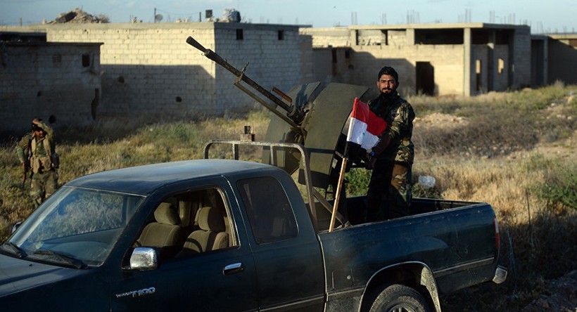 Binh sĩ Syria với súng máy phòng không hạng nặng gắn trên xe bán tải