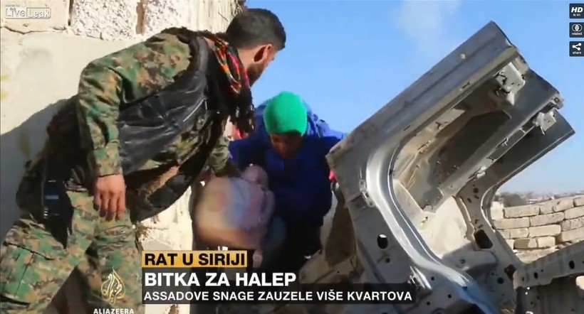 Binh sĩ Syria cứu hộ người dân thoát khỏi tử địa Aleppo