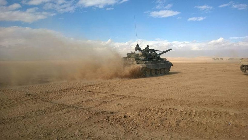 Xe tăng quân đội Syria tấn công trên chiến trường Palmyra