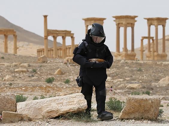 Công binh Nga trên khu vực thành phố cổ Palmyra